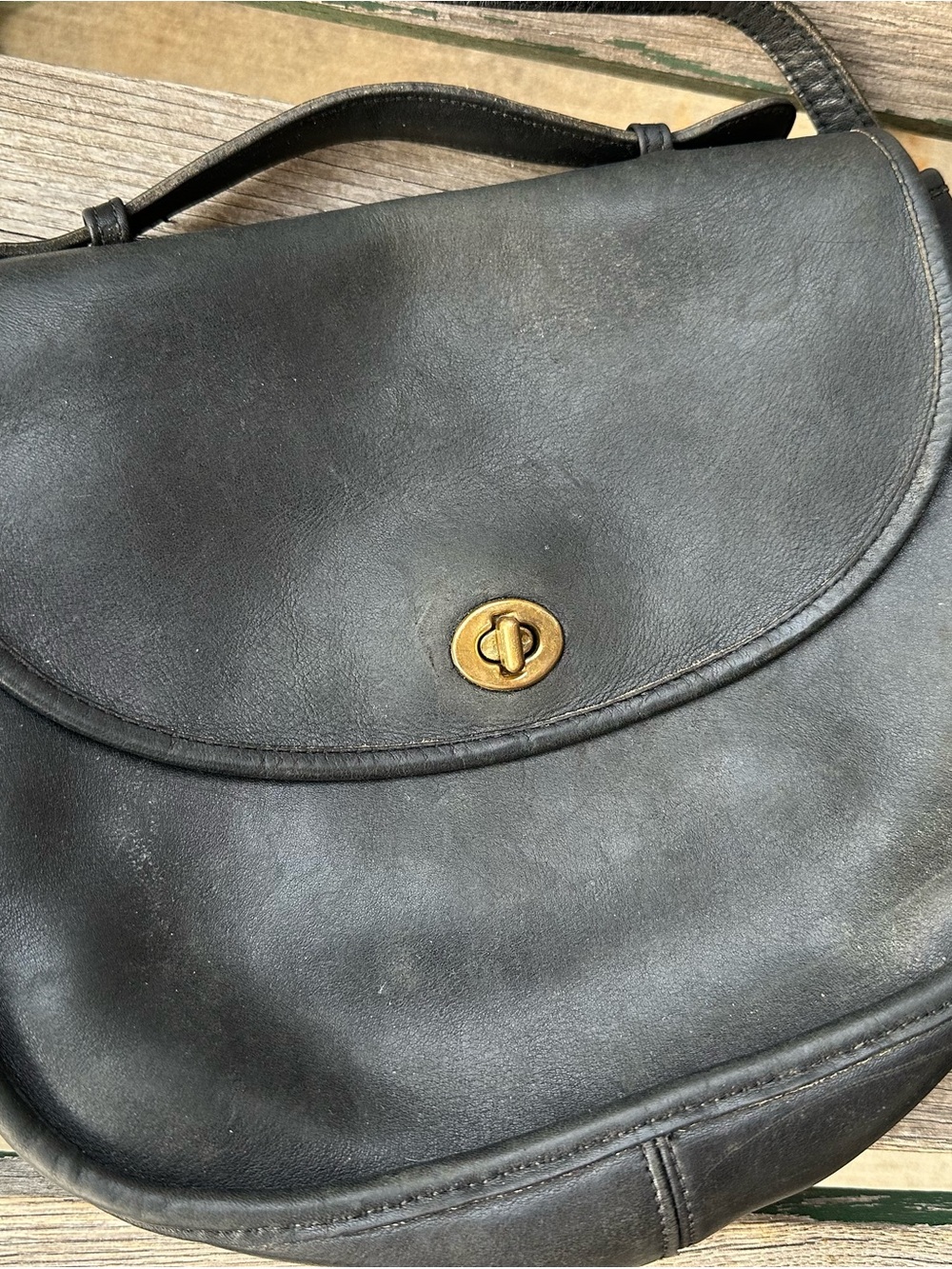 European Replica of the 1990s Coach Plaza Leather Crossbody Bag Design